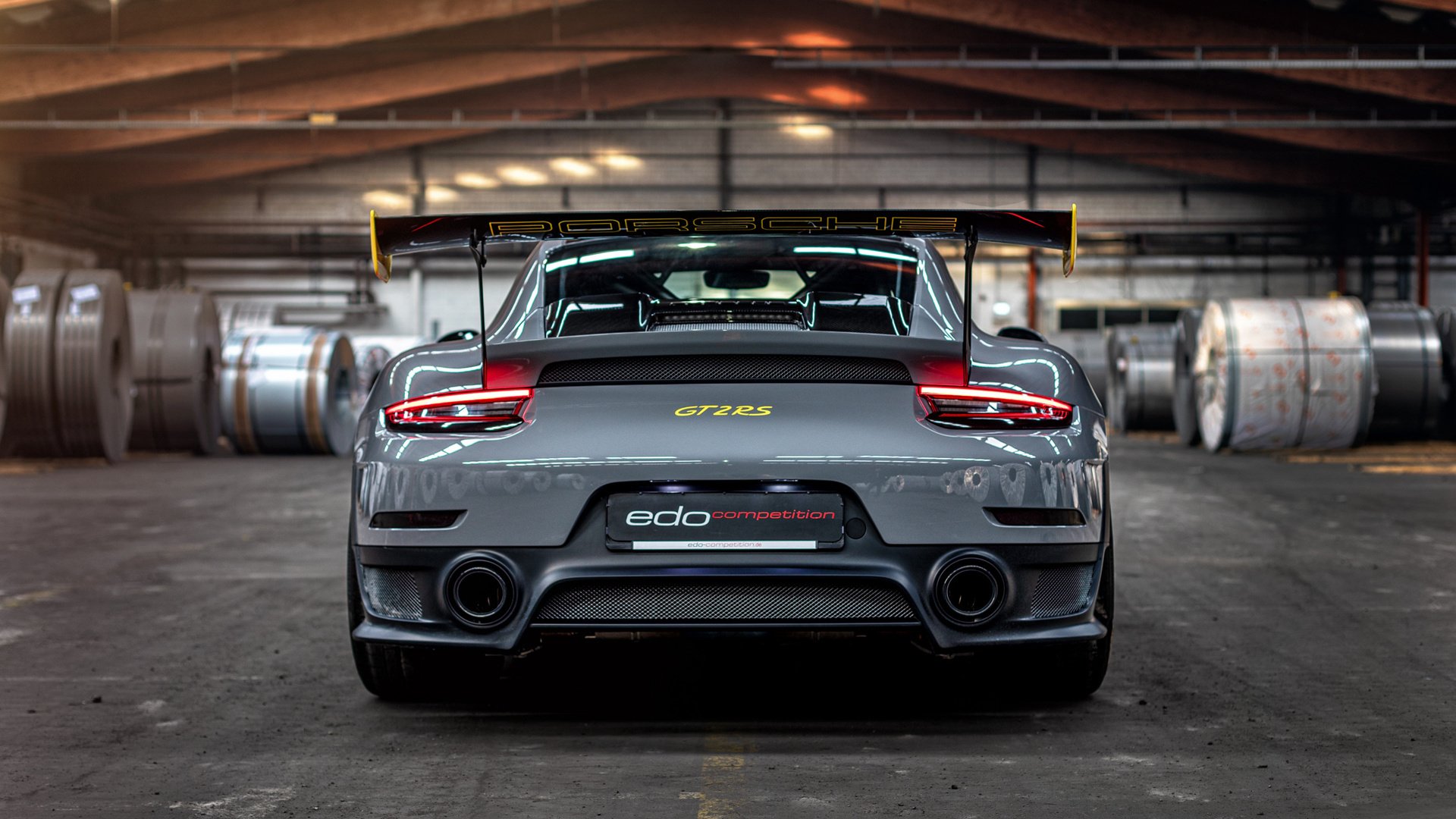 爱游戏在线登录入口-【球迷热情】现场粉丝互动点燃赛场火焰，球迷和粉丝